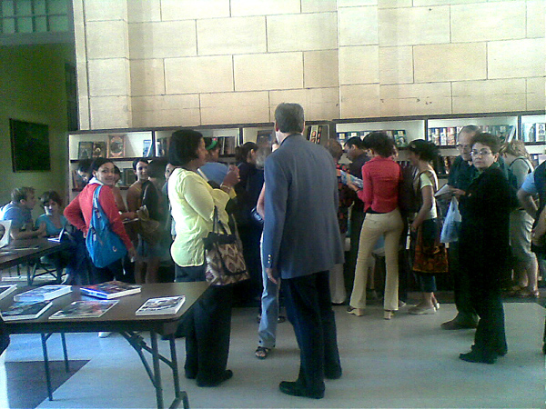 Студенты и преподаватели факультета иностранных языков осматривают книжную выставку БФРЗ