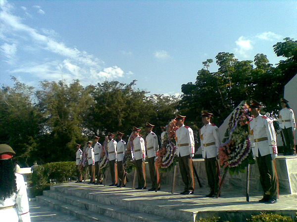 Почетный караул кубинских вооруженных сил у Мемориала советских воинов-интернационалистов 23 февраля 2009 г.