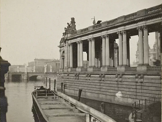 Вид на канал Купферграбен (Kupfergraben), Дворцовый мост (Schlosbrücke) и памятник кайзеру Вильгельму. 1910