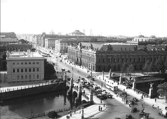 Вид на Строительную академию и Дворцовый мост (Schlosbrücke) через канал Купферграбен (Kupfergraben). 1939